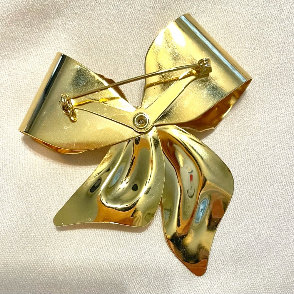 Vintage Gold Tone Bow Brooch Large Sculptural High Polish Pearl Center Pin - Picture 2 of 5